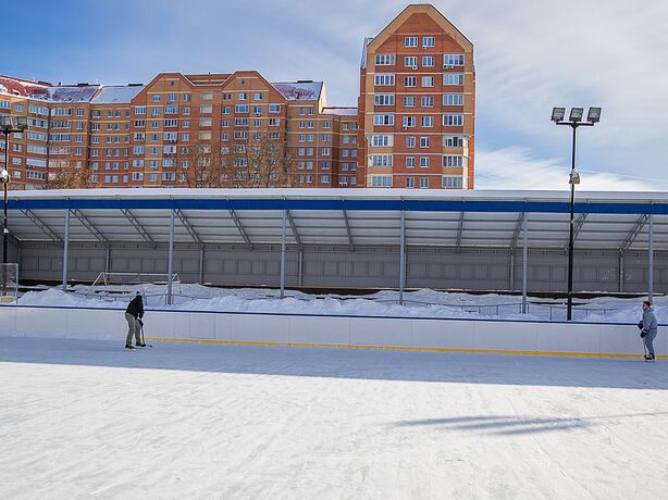 Хоккейную коробку в поселке Горки-10 осмотрел Андрей Иванов Хоккейную коробку в поселке Горки-10 осмотрел Андрей Иванов